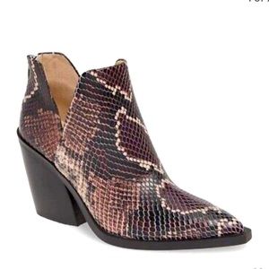 Gorgeous Vince Camuto Gigietta Booties. Mauve multi tricolor snake